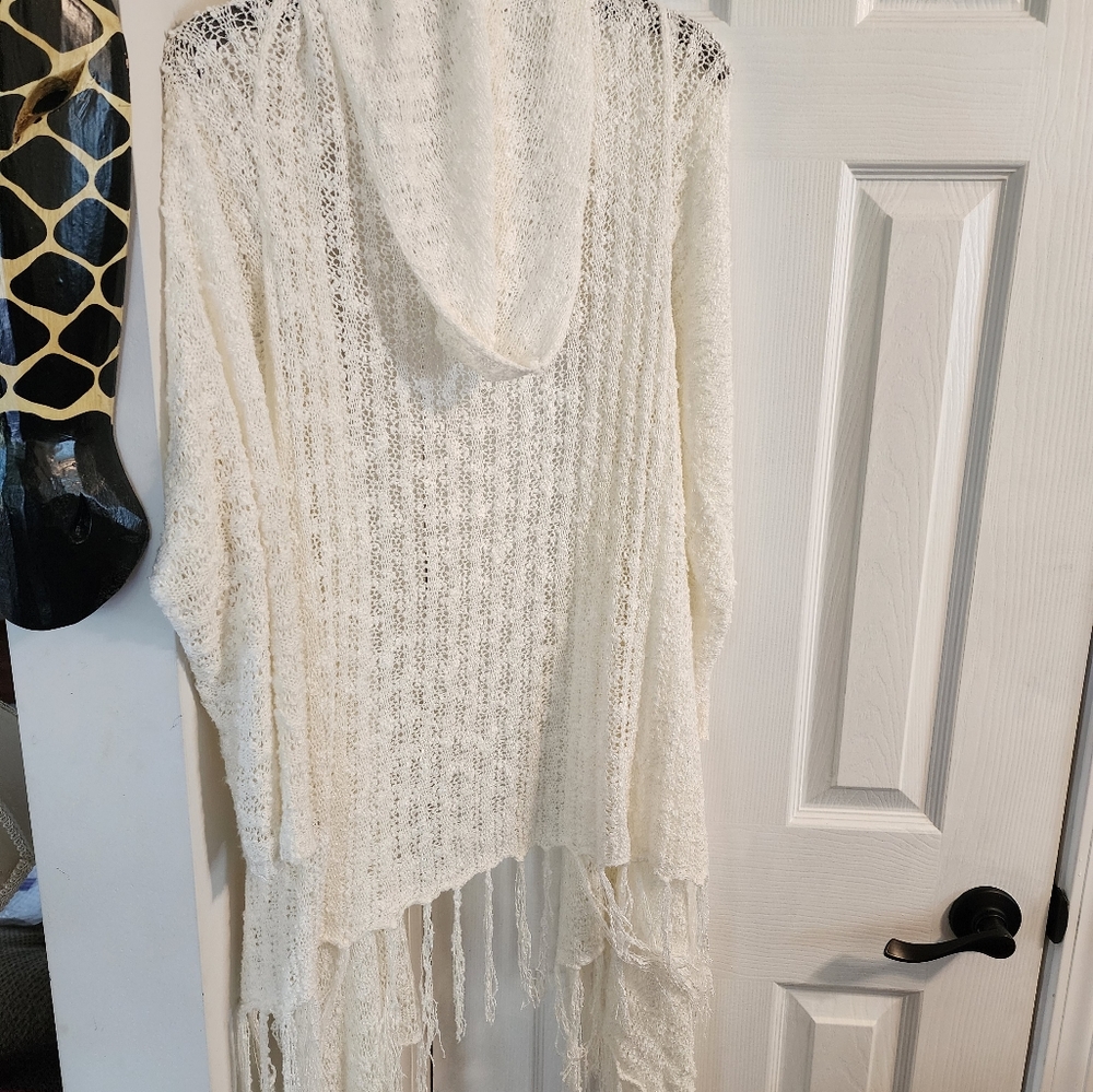 Hooded thin sweater with fringes
